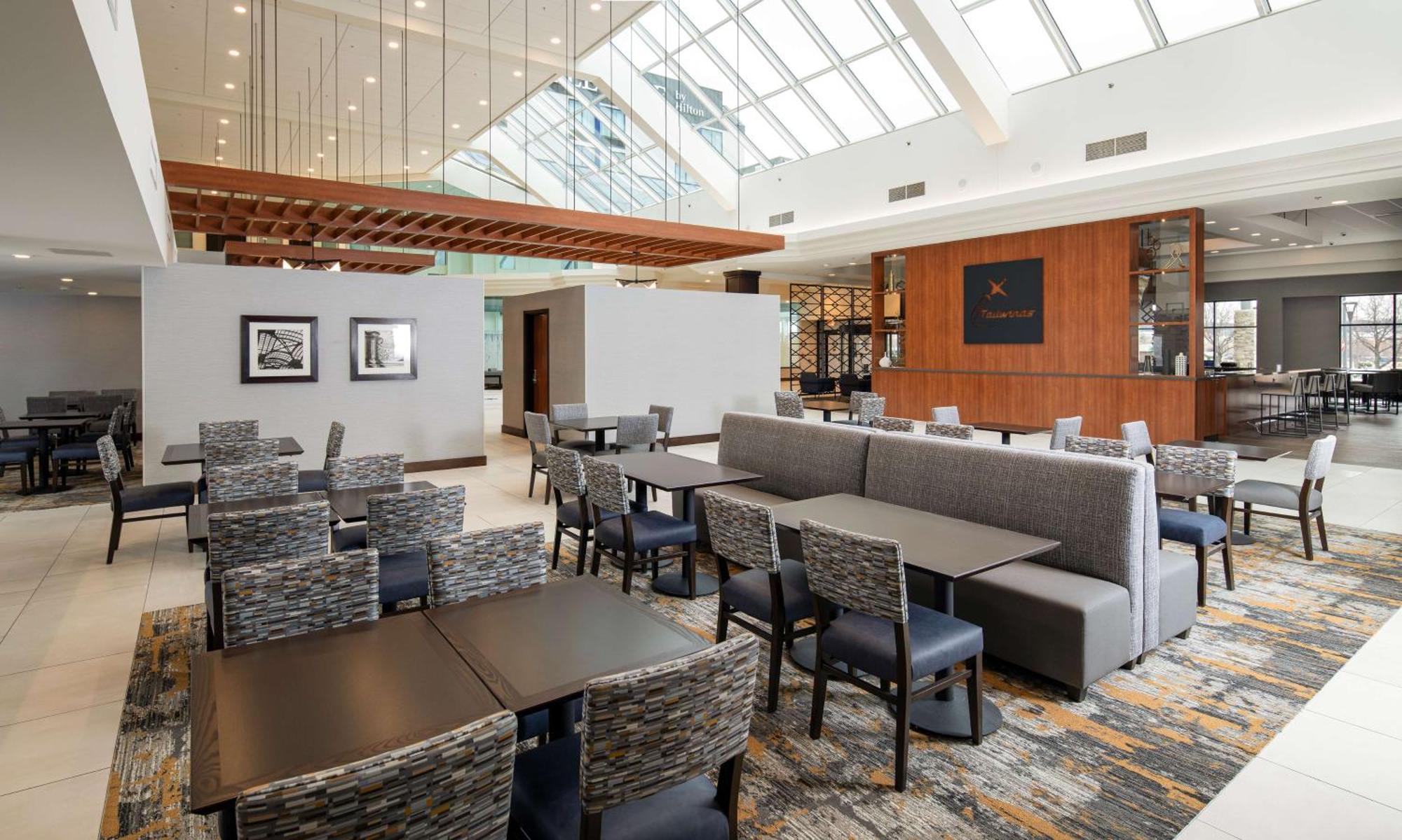 Doubletree By Hilton Madison East Hotel Bagian luar foto