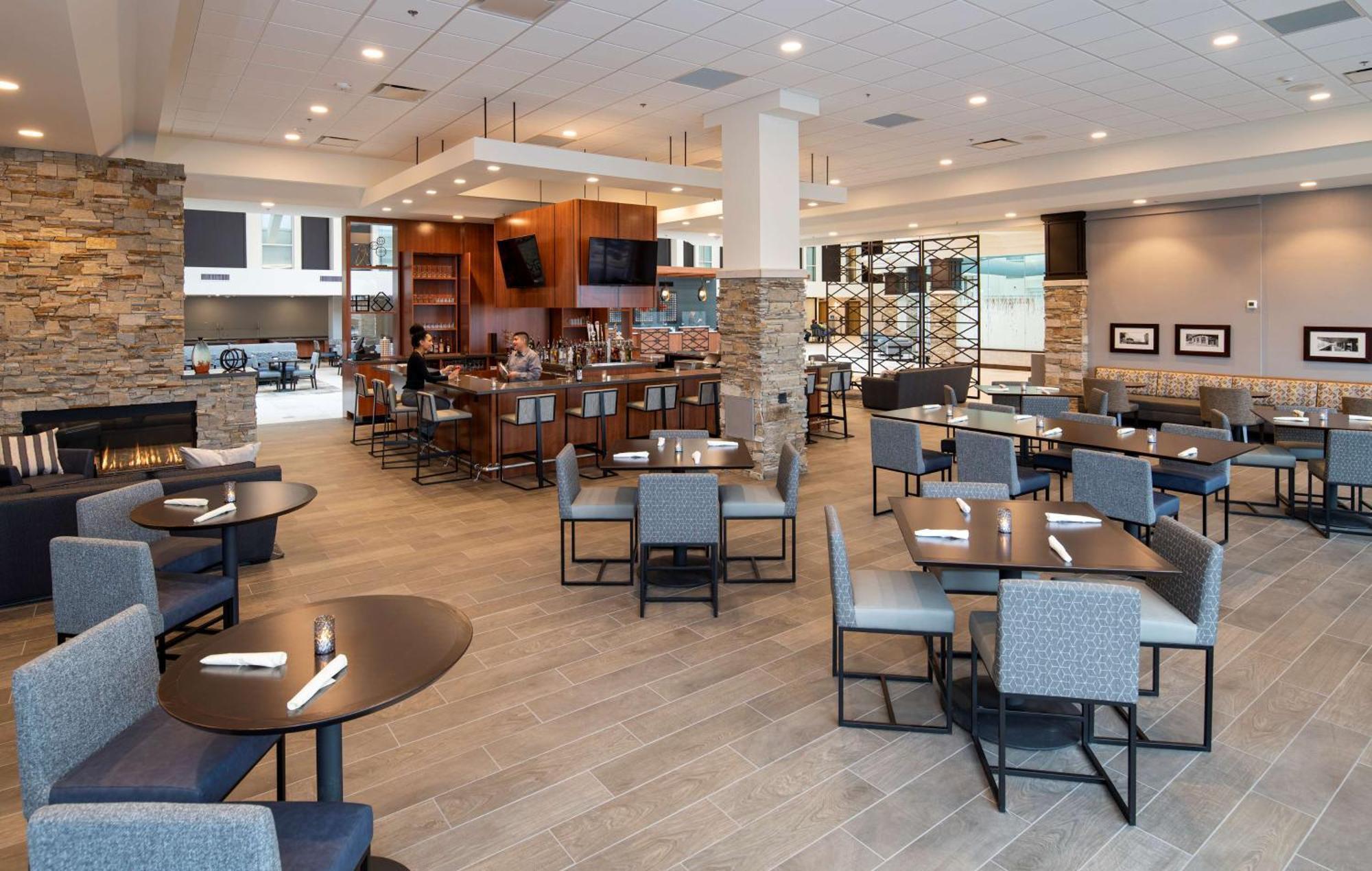 Doubletree By Hilton Madison East Hotel Bagian luar foto