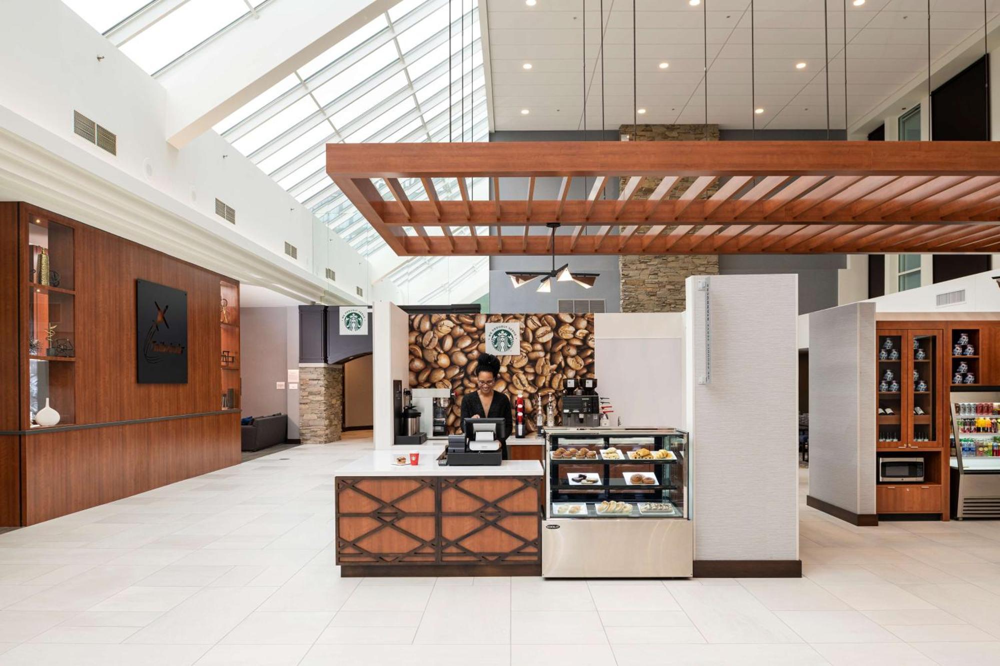 Doubletree By Hilton Madison East Hotel Bagian luar foto
