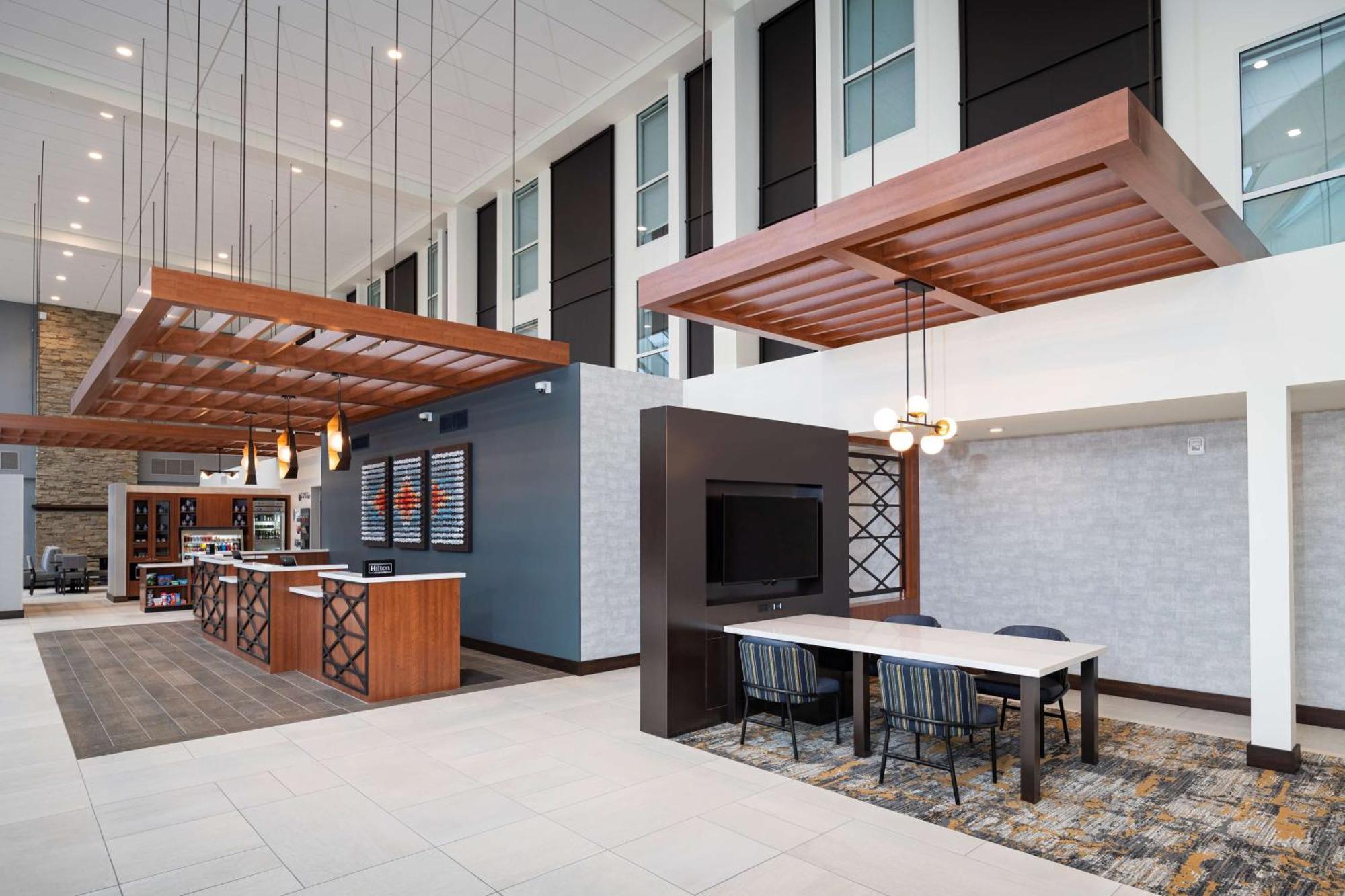 Doubletree By Hilton Madison East Hotel Bagian luar foto