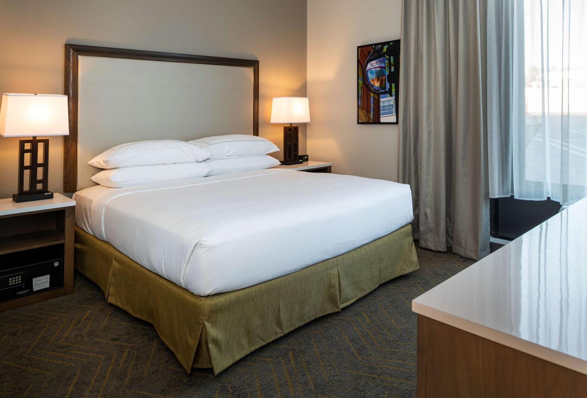Doubletree By Hilton Madison East Hotel Bagian luar foto